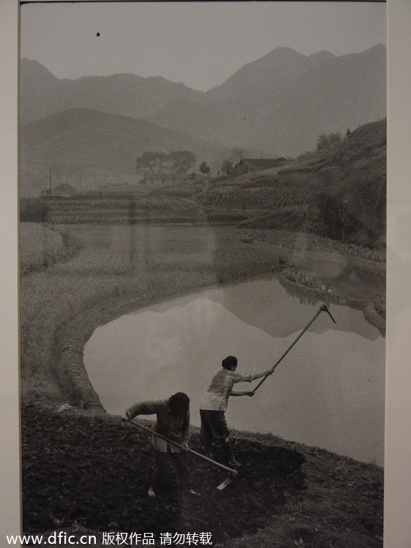 Deux femmes travaillant au champ, par Marc Riboud en 1957. [Photo/IC]