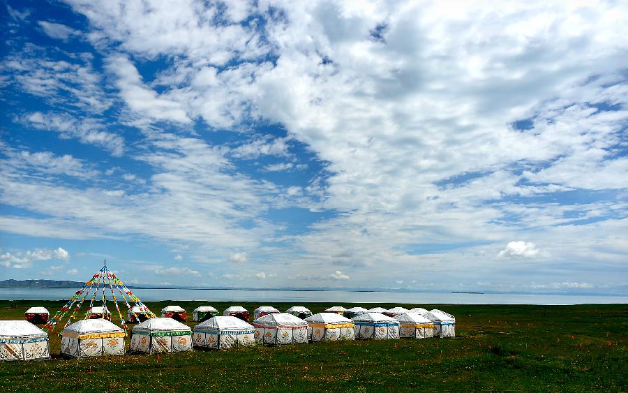 Chine: Paysages des nuages au-dessus du lac Qinghai
