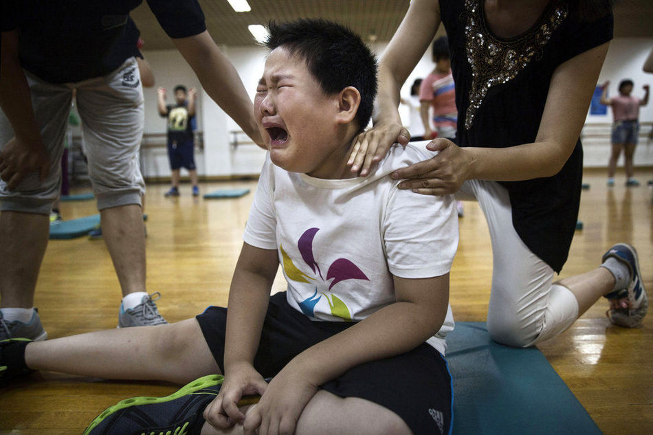 De petits exercices font pleurer un enfant.