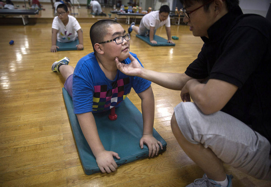 L’entraîneur encourage un jeune lors de différents exercices.