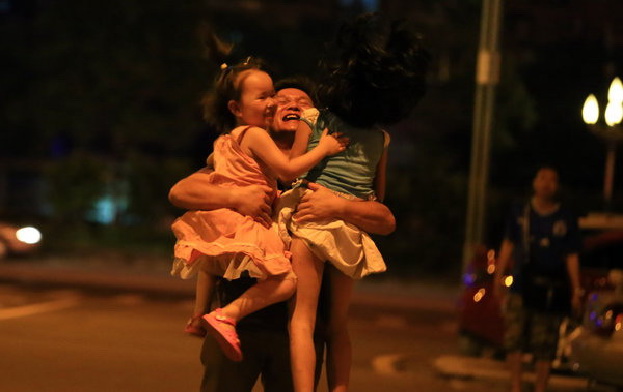 Les deux sœurs embrassent leur père, le 11 juillet 2014.