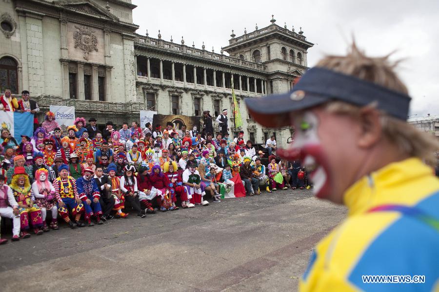 Des clowns posent pour des photos lors de la sixième parade du Congrès latino-américain des clowns, au Centre Historique de la ville de Guatemala, le 29 juillet 2014. (Xinhua/Luis Echeverria)
