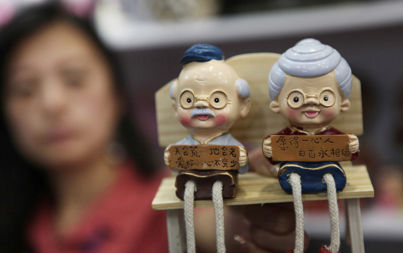 Un couple de poupées dans un magasin de la ville de Lianyungang, dans la Province du Jiangsu, en Chine de l'Est, le 29 juillet 2014.