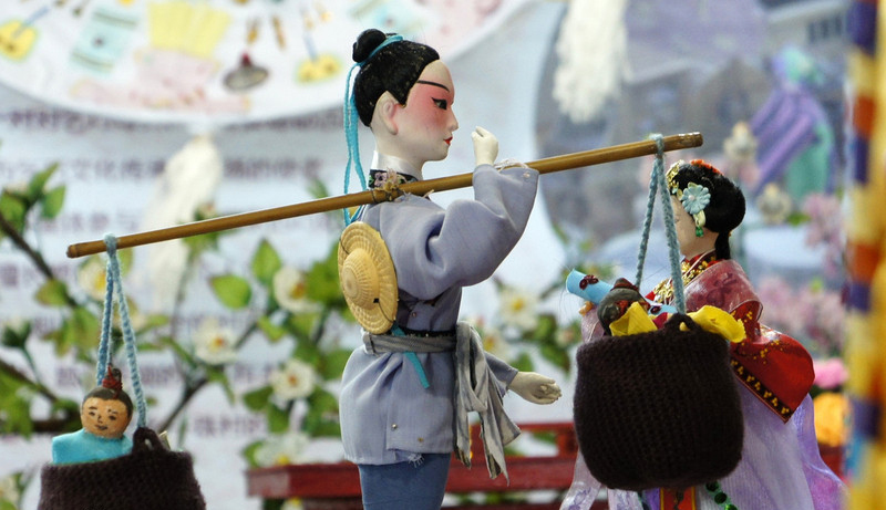 Le vacher et la tisserande, vus dans une boutique d'artisanat de la ville de Guangzhou, dans la Province du Guangdong en Chine du Sud, le 29 juillet 2014.