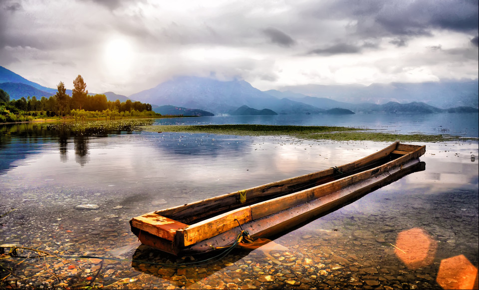 1. Le lac LuguSurnommé la perle du plateau Yunnan-Guizhou , le lac Lugu est célèbre pour l'ethnie Moso qui peuple ses rives, mais également pour ses cano en bois, et les chansons entonnées par les pêcheurs locaux. Les coutumes originales des Moso donnent un c té mystérieux aux splendides paysage du lac, offrant une source intarissable à l'imaginaire des touristes.Adresse : Yanyuan District, Liangshan Prefecture, Sichuan