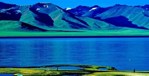2. Le lac Qinghai ( mer bleue )Les champs de colza qui bordent le lac Qinghai en juillet attirent de nombreux touristes chaque année. Mais beaucoup ignorent que c'est au mois d'ao t que les eaux du lac Qinghai revêtent leur plus bleu le plus éclatant.Sur la carte : à 160 km de Xining, dans le Qinghai