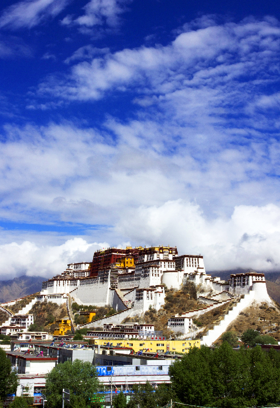 3. Lhassa, au TibetEn août, le climat de Lhassa est agréable, et la quantité d'oxygène dans l'air est importante. L'été étant aussi la saison la plus colorée, c'est le moment idéal pour s'y rendre.Transport : en train.