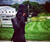 Une mystérieuse femme en noir sillonne les Etats-Unis à pied