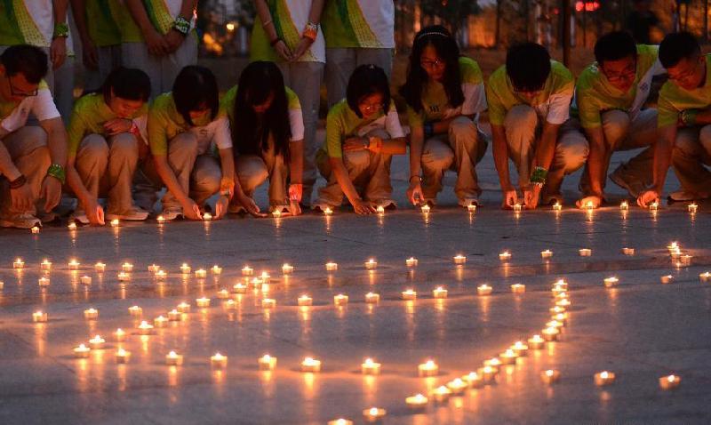 Prières pour les victimes du séisme de Ludian