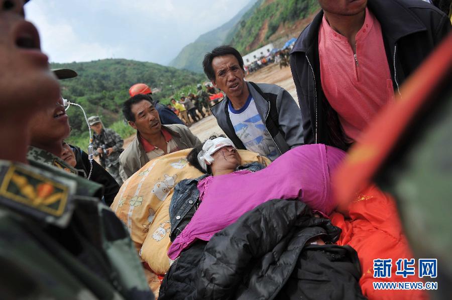 Lundi 4 août, des militaires transportent les blessés du séisme à l’aéroport de Shaotong.