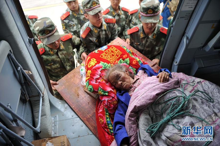 Lundi 4 août, des militaires transportent les blessés du séisme à l’aéroport de Shaotong.