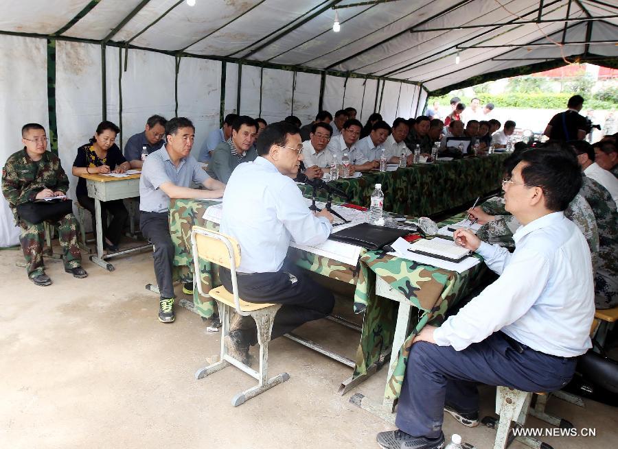 Le PM chinois rend hommage aux victimes du séisme et promet des opérations de secours efficaces