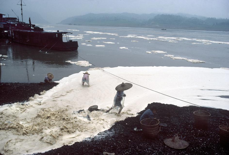 L’eau usée d’une usine de papeterie a gravement pollué l’environnement de Chongqing (1980).