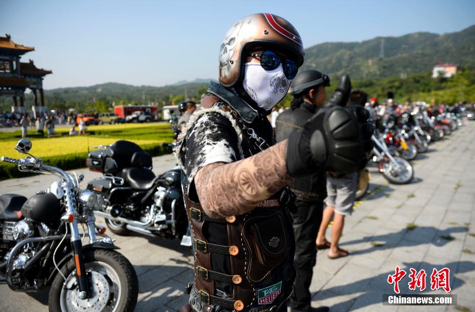 Des centaines de Harley vrombissent à Tianjin