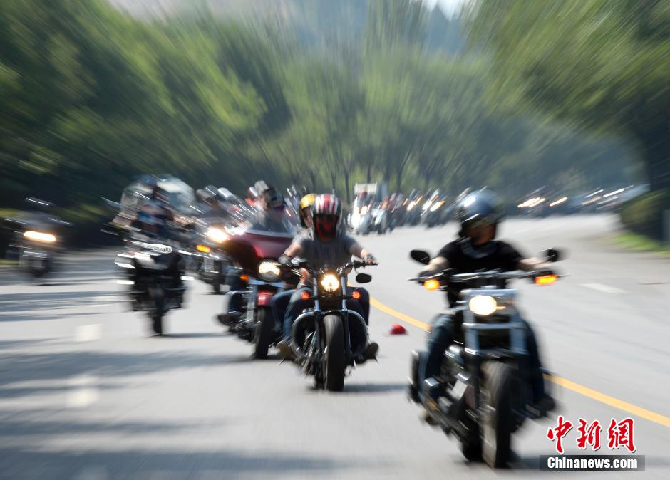 Des centaines de Harley vrombissent à Tianjin