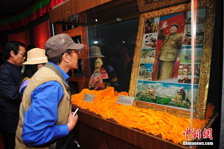 Exposition des présents offerts par les les dalaï lamas et panchen lamas