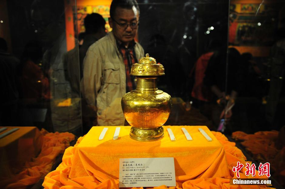 Exposition des présents offerts par les les dalaï lamas et panchen lamas