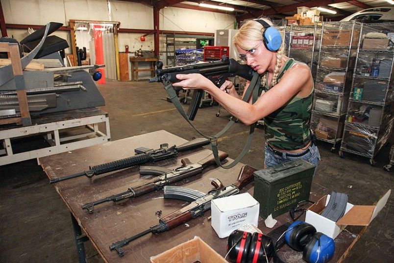 Une jeune Américaine armée juqu’aux dents