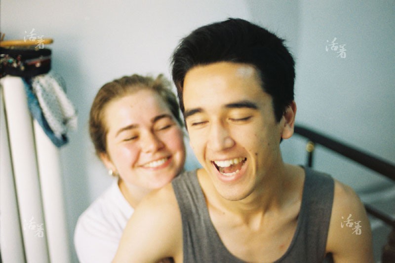 Gu Xiaoye allemand. Sam est australienne. Ils se sont rencontrés lors de leurs études à l'Université de Pékin et vivaient dans une chambre de moins de 10 mètres carrés.