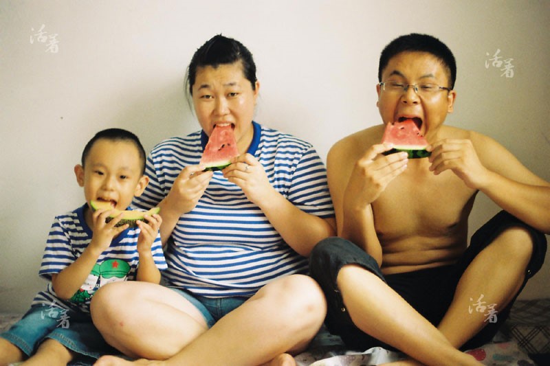 Leur fils grandissant, Xu Nuo et Yang Yueying songent à quitter Beijing. Ils pensent qu'il sera difficile d’y rester plus longtemps.