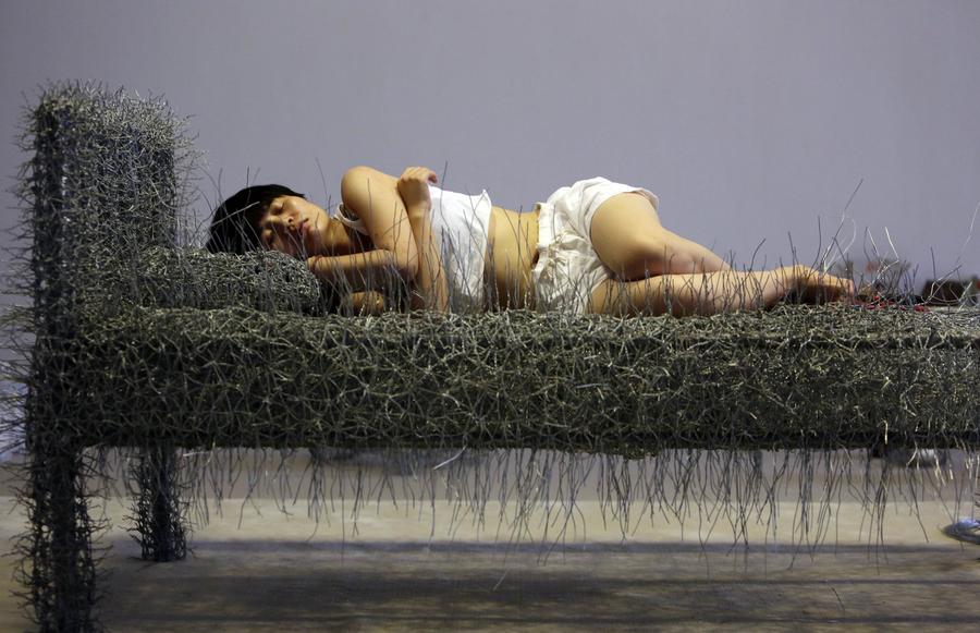 Beijing : trente-six jours nue sur un lit en fils de fer