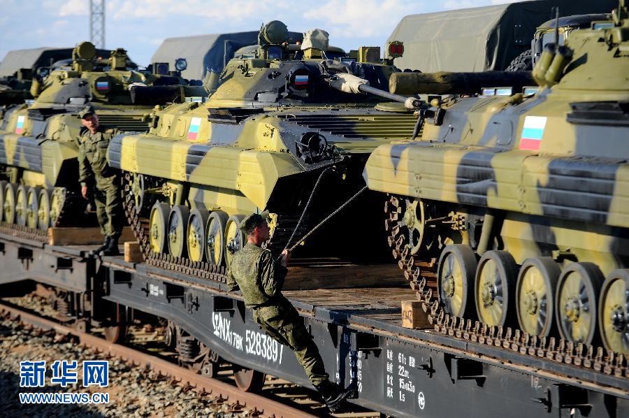 Des blindés russes chargés sur une plateforme ferroviaire.