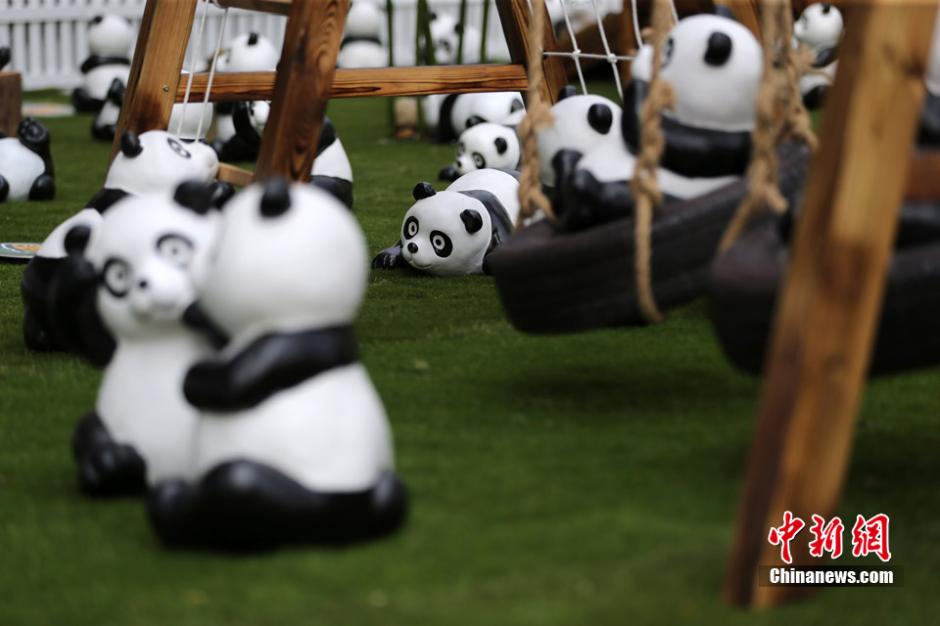 300 pandas miniatures exposés à Beijing