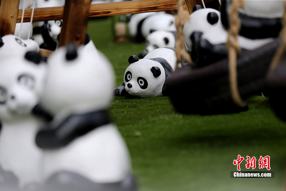 300 pandas miniatures exposés à Beijing