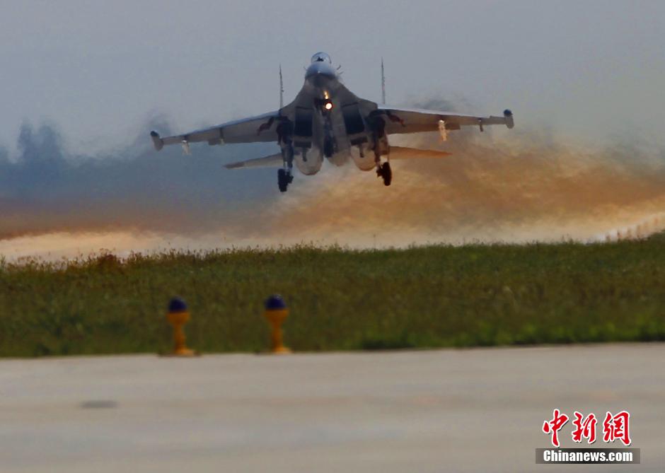 Un chasseur-bombardier J-11 au décollage.