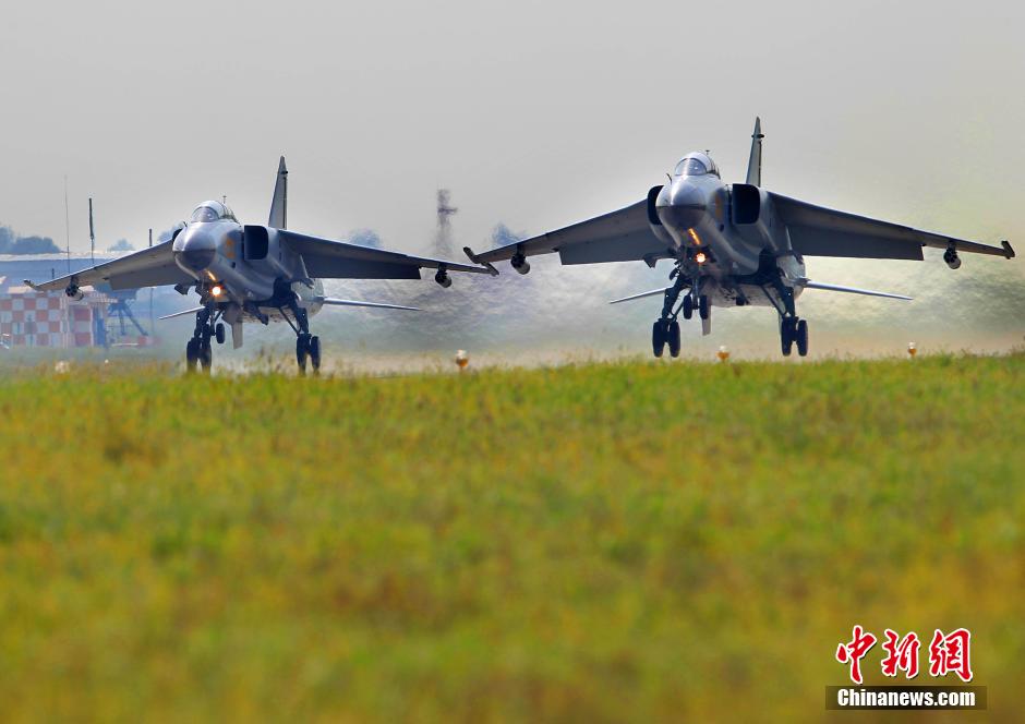 Des chasseurs-bombardiers JH-7.