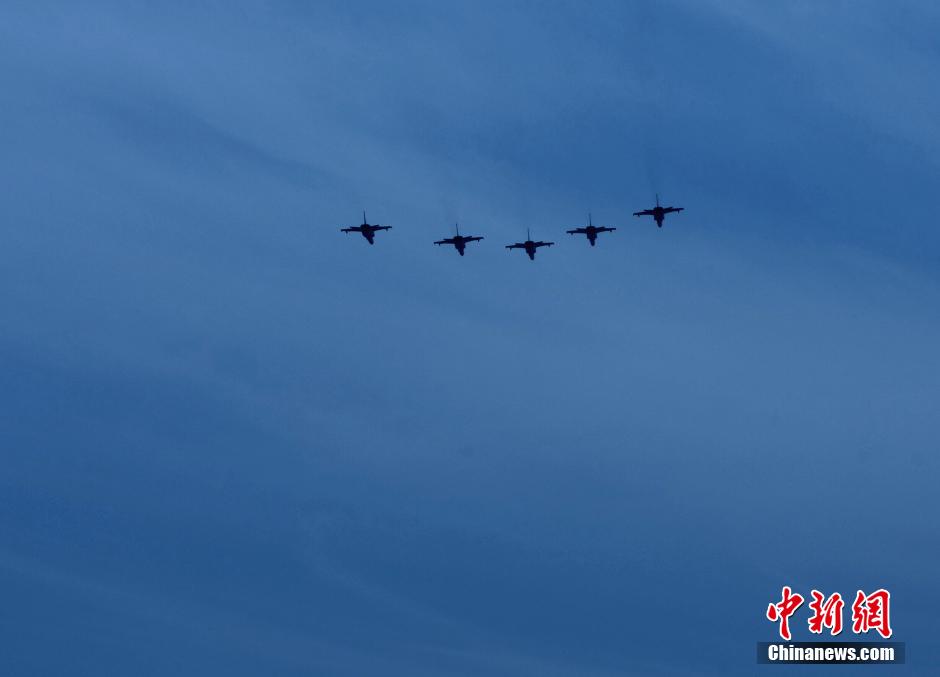 Des chasseurs-bombardiers JH-7 en vol.