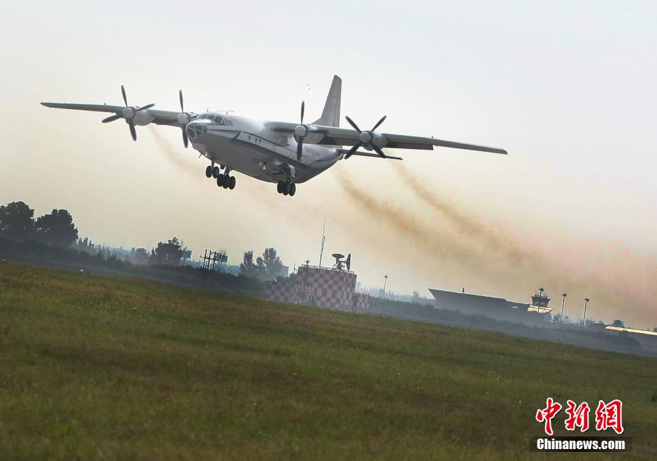 Un avion de transport Y-8.