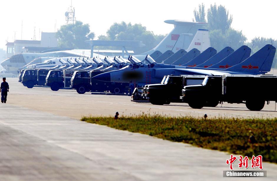 Des chasseurs-bombardiers JH-7.