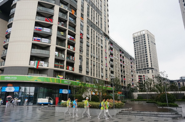 Les drapeaux des différents pays sont accrochés sur les balcons des chambres des athlètes.