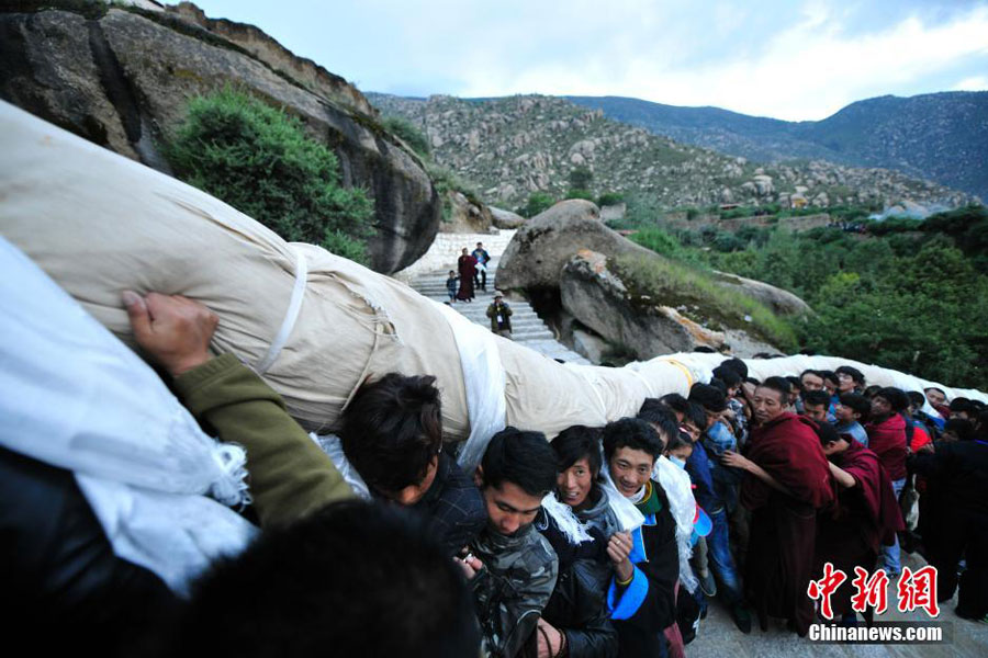 Le tangka géant en route vers le site où il sera déplié. [Photo/Chinanews.com]