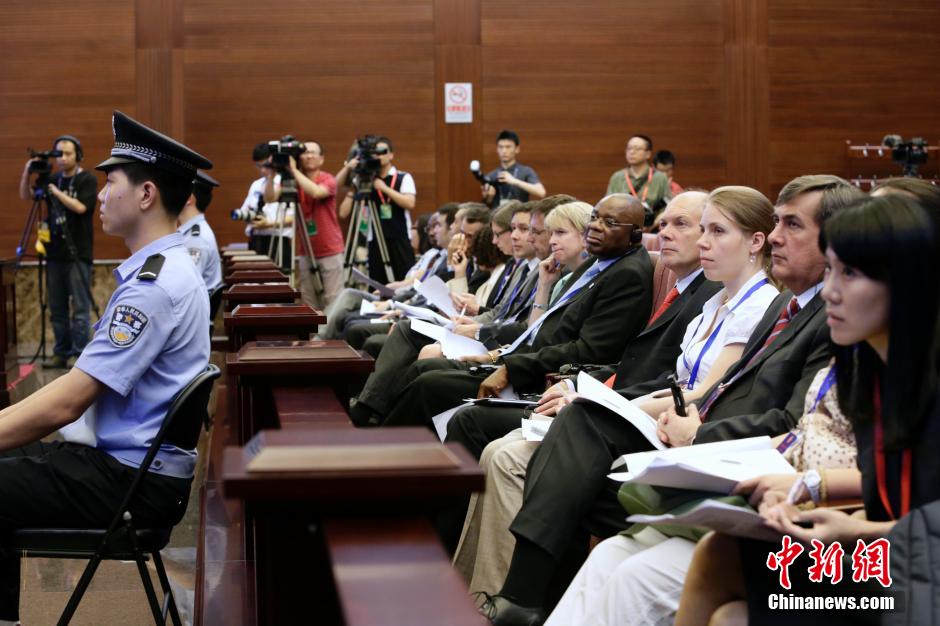 Des représentants du corps diplomatique étranger assistent à un procès concernant un litige de propriété intellectuelle internationale. Photo Li Huisi.