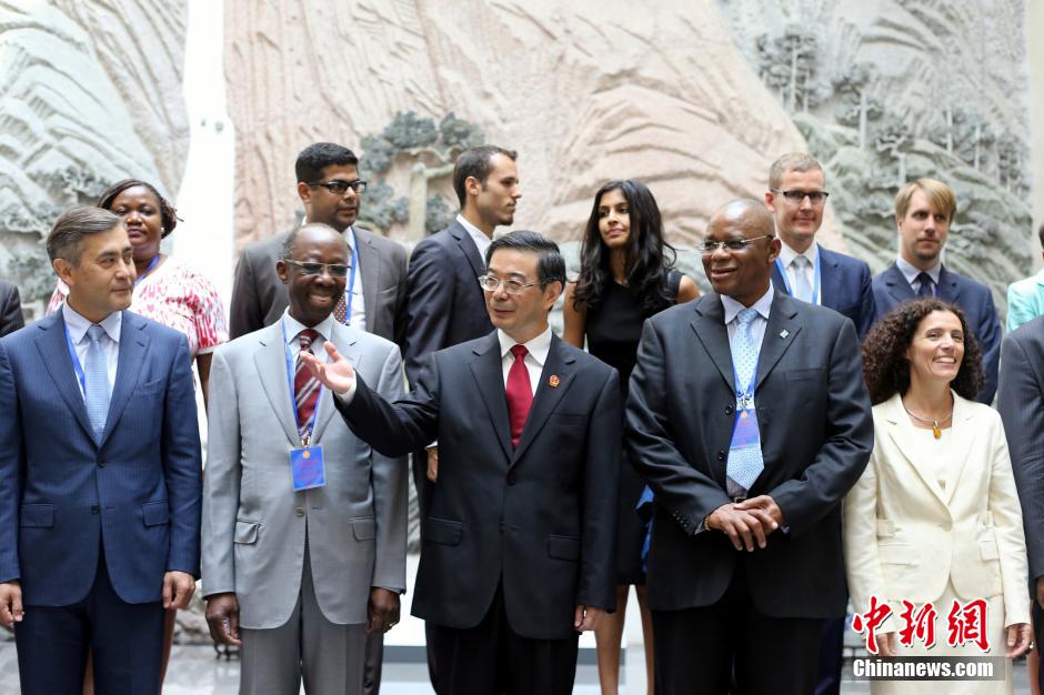Zhou Qiang, Président de la Cour suprême, pose pour la photo avec des représentants diplomatiques étrangers. Photo Li Huisi.