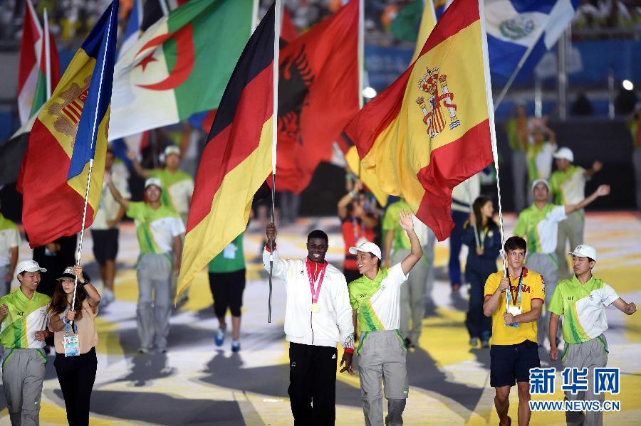 Les délégations sportives des différents pays font leur appartion dans le stade.