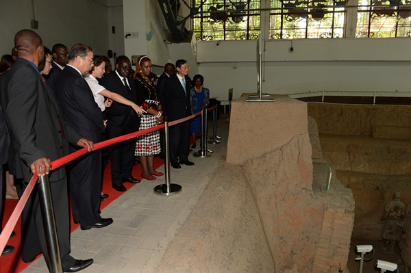 Le président zimbabwéen fait un chaleureux éloge des guerriers de terre cuite de Xi’an