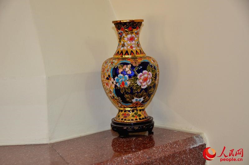 Placé dans un des endroits les plus en vue de la maison de Celus, un des deux vases de la paire de porcelaines de fabrication chinoise.