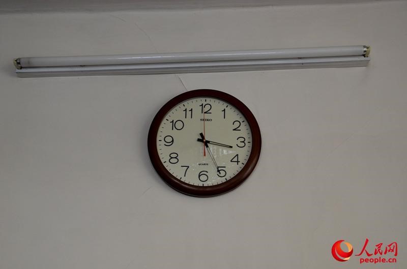 Selus a montré cette horloge accrochée au mur, de fabrication chinoise aussi. 