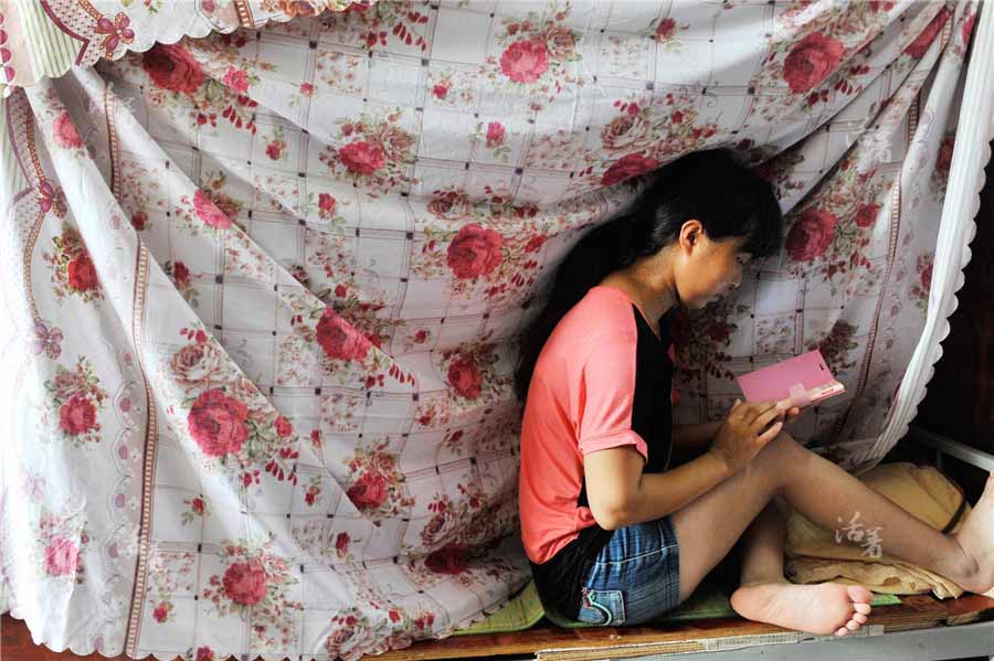 Chai Xingtao, 24 ans, charpentière travaille neuf heures par jour et gagne 120 yuans par jour. Chai travaillait dans une usine de jouets, mais elle trouvait ses heures trop rigides. [Photo/qq.com]