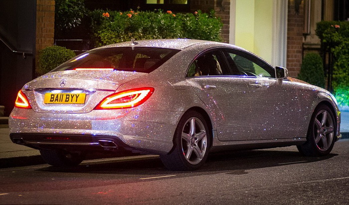 Une Mercedes incrustée d'un million de crystaux Swarovski