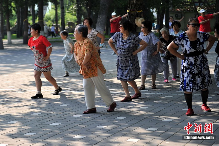 Les groupes venant faire de l’exercice et de la danse de square affluent au Parc du Lac Longtan. Photo Jin Shuo pour Xinhua. 