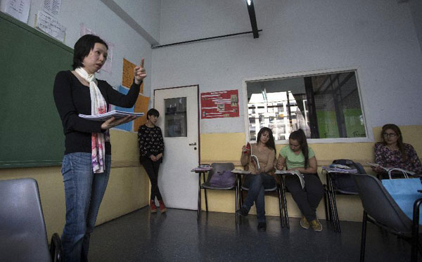 Le 26 septembre 2014, le professeur Fan Zhang (à gauche) donne un cours de chinois aux étudiants de niveau 4, dans une salle de classe du Centre Universitaires Langues parrainé par l'Institut Confucius de Buenos Aires, dans la capitale argentine. 