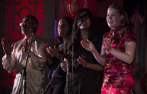 Des étudiants en langue chinoise du Centre Langue Universitaire interprètent des chansons populaires chinoises, lors d'un récital organisé par l'Institut Confucius de l'Université de Buenos Aires, dans la capitale argentine, le 26 septembre 2014. Ces activités se sont déroulées dans le cadre de la célébration de la Journée internationale des Instituts Confucius.