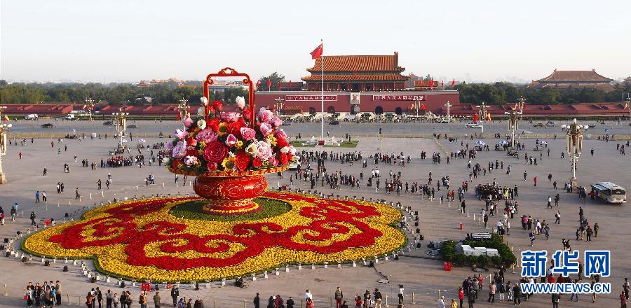 La mise en place du grand panier de fleurs de la Place Tian'anmen est terminée