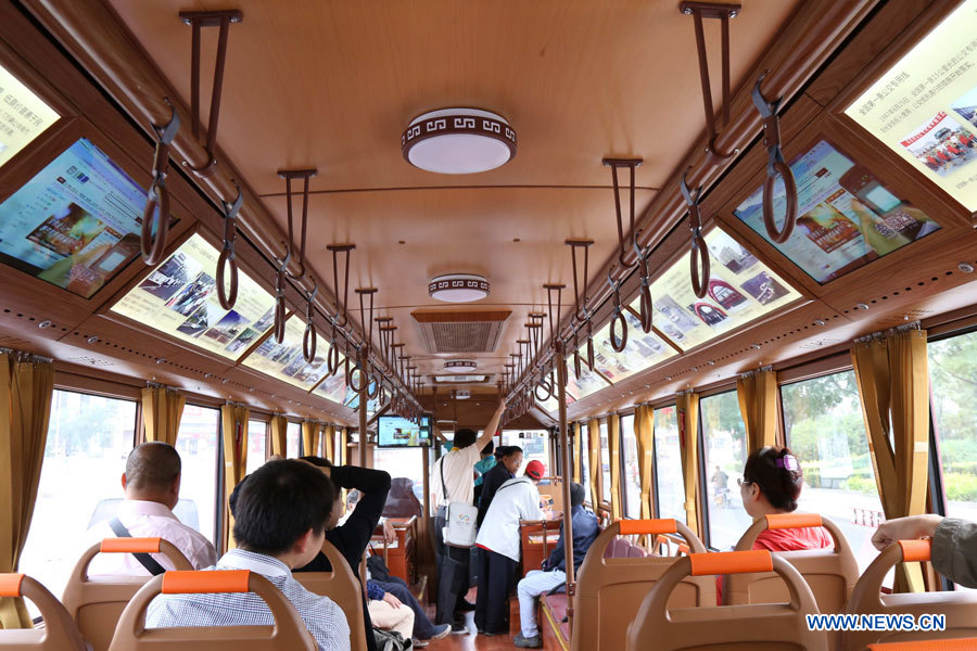 Des autobus d'époque mis en service à Beijing pour transporter les passagers dans le temps