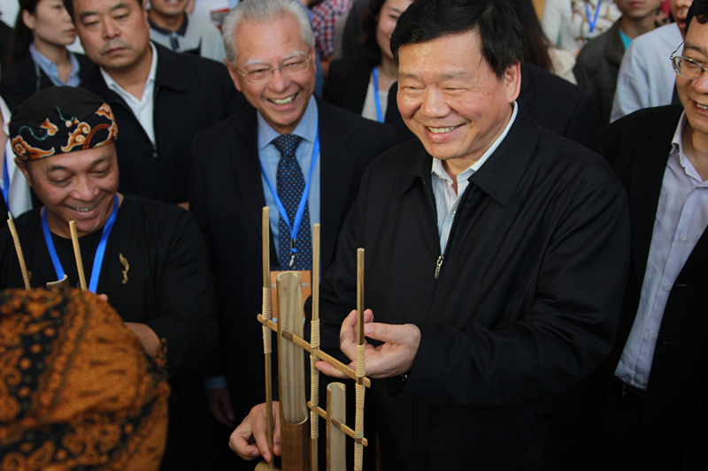 Visite de Lou Qinjian et d'autres dirigeants au Salon du tourisme de Xi'an