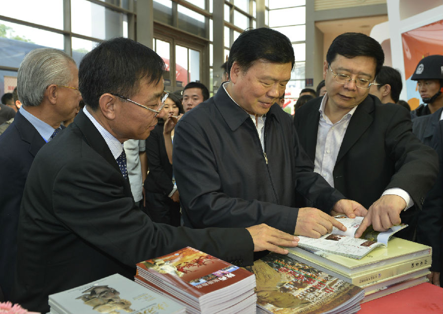 Visite de Lou Qinjian et d'autres dirigeants au Salon du tourisme de Xi'an
